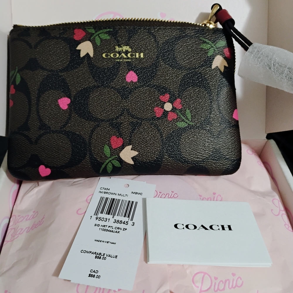 Coach Wristlet NWT ~ 💕 Brown
